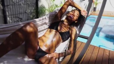 Siyah Bikinili Seksi Mutlu Genç Kadın Gölgede Hamak 'ta yatıyor