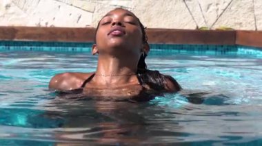 Siyah Bisikletli Seksi Kadın Sıcak Yaz Gününde Havuzda Eğleniyor, Yavaş Hareket