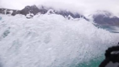 Buzul Altında, Soğuk Deniz Suyu Altında Süzülen Motorlu Tekne Dalgaları, Yavaş Hareket 4K