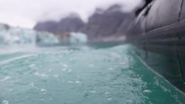 Soğuk Kuzey Buz Denizi 'nde Buzul Altında Gemi Yolculuğu, Düşük Açılı POV 4k