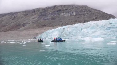 Grönland Kuzeydoğu Ulusal Parkı 'nın kıyısındaki Buzul Altında Tekne Turistleri, Yavaş Hareket 4k