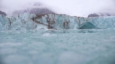 Buzulun Altındaki Kırık Buz Parçaları, Hareketli Tekneden Düşük Açı Görünümü