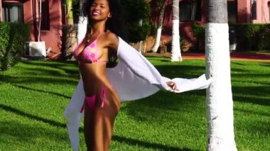 Mutlu Genç Kıvırcık Siyah Kadın Bikini 'de Dans ve Park' ta Poz Verme, Yavaş Hareket