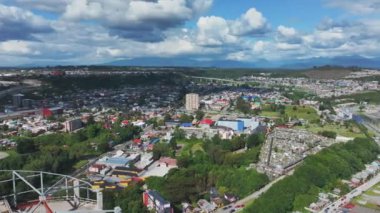 Puerto Montt 'un Hava Görüntüsü, Los Lagos, Şili' deki Sahil Kasabası, Güneşli Gün, Hava Aracı 4K