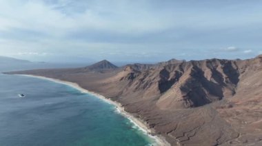 Santa Luzia Adası sahil şeridi, Cape Verde. Kısır Volkanik Tepeler ve Atlantik Okyanusu 60fps 4k