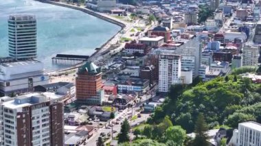 Puerto Montt 'un Hava Görüntüsü, Şili Şehir Gezisi, Rıhtım Binaları Sunny Day 60fps 4k