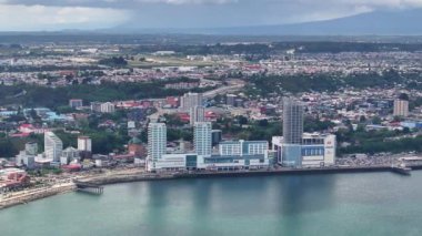 Puerto Montt, Şili. Paseo Costanera Alışveriş Merkezi ve Rıhtım Binası 'nın Hava Görüntüsü 4k