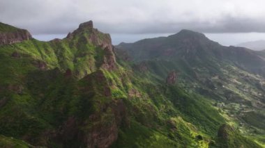 Yeşil Dağ Tepeleri 'nin hava görüntüsü, Santiago Adası' nın iç kısımları, Cape Verde, İHA 4k