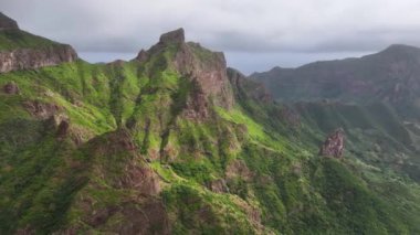 Santiago Adası, Cape Verde, Yeşil Dağlar ve 60fps 4k tepelerinin nefes kesici manzarası