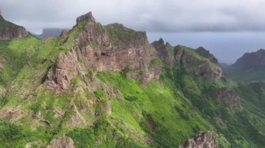 Santiago Adası, Cape Verde. Green Hills ve Rocky Cliff 'in Deniz ve Tarrafal üzerindeki hava görüntüsü, İHA 60fps 4k