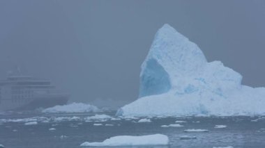 Antarktika Seferi 'nde Sisli Gemi Yüzen Buz ve Karlı Gün 4k' te Buzdağı