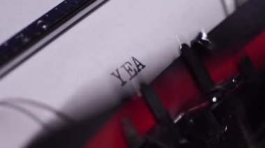 Yıl 1939, Vintage Daktilo ile Beyaz Kağıt, Makro Yakın 4K