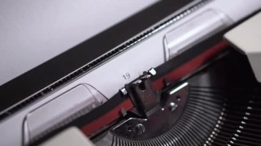 1945 Yıl Numarası, Beyaz Kağıt 'a Eski Daktilo 4k ile Yazılıyor