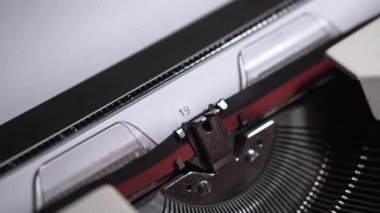 1943 Yıl Numarası, Beyaz Kağıt 'a Eski Daktilo 4k ile Yazılıyor
