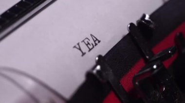 Yıl 1946, Vintage Daktilo ile Beyaz Kağıt, Makro Yakın 4k