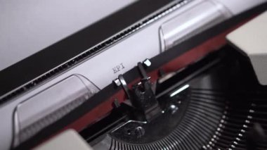 Bölüm 9, Boş Beyaz Kağıt 'ta Eski Daktiloda Yazma, TV Senaryosu 4k