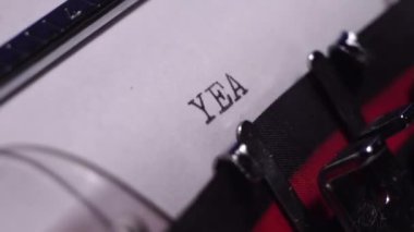 Yıl 1914, Vintage Daktilo ile Beyaz Kağıt, Makro Yakın 4k