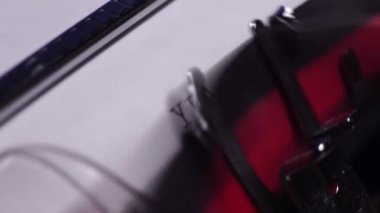 Yıl 1943, Vintage Daktilo ile Beyaz Kağıt, Makro Yakın 4k
