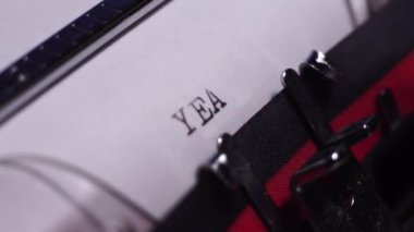 Yıl 1941, Vintage Daktilo ile Beyaz Kağıt, Makro Yakın 4k