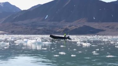 Buzulun Altında Buz Gölü 'nde Buz Parçaları Arasında Tekne Denize Akan Adam. Yavaş Hareket