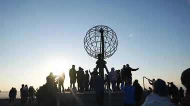 Nordkapp, Norveç. Günbatımında Kuzey Burnu 'ndaki Yeraltı İnsanları Anıtı Siluetleri, Yavaş Hareket 4k