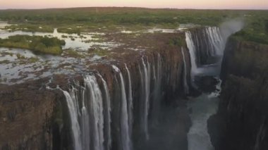 Victoria Şelaleleri ve Zambezi Nehri Kanyonu 'nun Hava Görüntüsü, Zimbabwe Zambiya Doğal Sınır, Drone Atışı