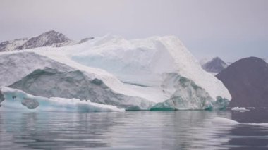 Fjord 'un Soğuk Suyu' nda Massive Iceberg, Svalbard Adası Takımadası, Norveç 4k