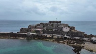 Drone Atışı, Cornet Şatosu, St. Peter Limanı, Guernsey Kanal Adaları Mübaşiri 60fps