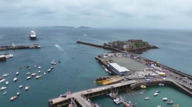St. Peter Limanı, Guernsey, Kanal Adası. Cornet Kalesi, Marina ve Seyir Gemisi 4k 'in Hava Görüntüsü