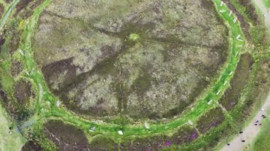 Drone shot, Ring of Brodgar, İskoçya. Yeşil Peyzaj 4k 'de Tarih Öncesi Yer İmleri