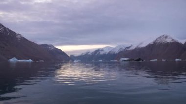 Kuzey Kutup Dairesi 'nde yaz, Svalbard' da buzdağları ve fiyort, Kuzey Norveç Bölgesi 4k