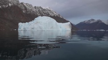 Kuzey Denizi 'ndeki Buzdağı ve Svalbard Norveç kıyısındaki fiyort.