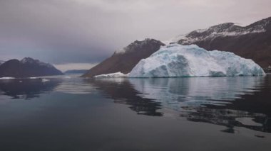 Kuzey Kutup Dairesi, Isfjord, Svalbard Adası Takımadaları 'ndaki Buzdağları, Norveç 4k