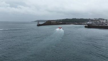 St. Peter Limanı, Guernsey, Channel Adaları 4k 'ye giden yerel feribotun insansız hava aracı görüntüsü.