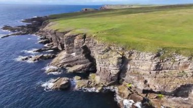 Sersemletici İskoç Kıyı Uçurumu, Yesnaby Vista Noktası, Oakney, İskoçya, İHA Atışı 60fps 4K