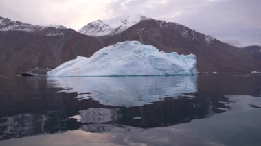 Buzdağı Soğuk Deniz Suyu, Isfjord, Svalbard, Norveç 4k