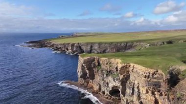 İskoçya 'nın Sahne Kıyısı İnsansız Hava Aracı Çekimi, Büyük Britanya Güneşli Yaz Günü 4K