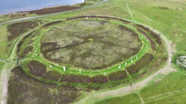 Drone Shot, Ring of Brodgar, Standing Rocks in Circle, İskoçya 'nın tarih öncesi simgesi 60fps