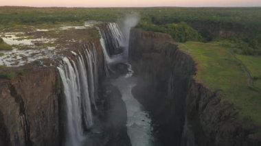 Victoria Falls, Zimbabwe ve Zambiya sınırı. Zambezi Nehri Kanyonu ve Meşhur Şelaleleri Havadan Görünümü