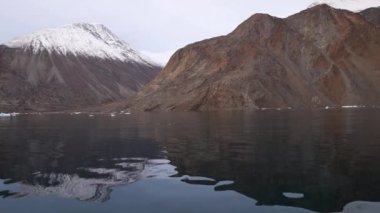 Isfjord, Svalbard, Norveç, Soğuk Kuzey Denizi Suyu Panoramik Manzarası ve Kıyı Hattı 4k üzerindeki Kar Tepeleri