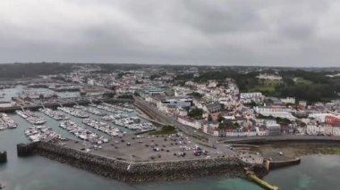 St, Peter Limanı, Guernsey, Channel Adaları, Liman, Marina ve Rıhtım Binaları 4k
