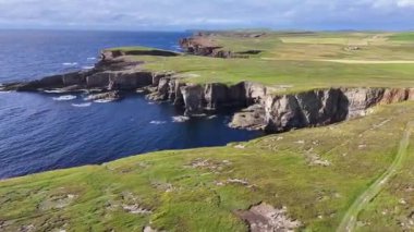 İskoçya 'nın manzarası ve kıyı şeridi, Güneşli günde 60fps 4K