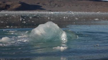 Kuzey Buz Denizi 'nin Soğuk Suyu' ndaki Buzdağı. Fjortende Julibreen Buzulu, Svalbard, Norveç 5k