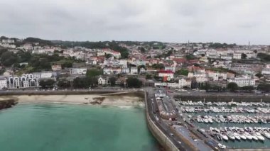 St. Peter Limanı, Guernsey, Channel Adaları. Liman, Binalar ve Kıyı Trafiğinin Hava Görüntüsü 4k