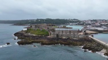 St. Peter Limanı, Guernsey, Kanal Adaları 'nın önündeki Cornet Kalesi' nin Hava Görüntüsü