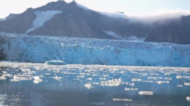 Fjortende Julibreen namı diğer 14 Temmuz Buzulu, Svalbard Adası, Norveç, Panorama 4k