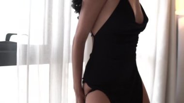 Kazanan Kadın Dansçı, İç Çamaşırlarıyla Oynayan Siyah Elbise, Yavaş Hareket