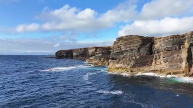 İskoçya 'nın Sahne Kıyısı İnsansız Hava Aracı Çekimi, Güneşli Gün 4K' da Deniz Dalgaları Dik Uçurumlar Altında Düştü