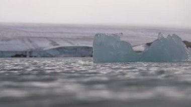 Buzulun Altındaki Soğuk Deniz Suyunda Yüzen Buz, Sinema Düşük Açı Yavaş Hareketi 4k