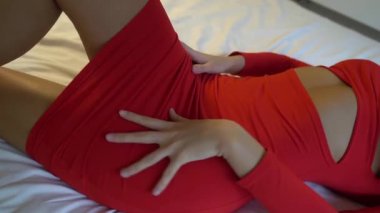 Kırmızı Elbiseli Seksi Kadın 'ın Vücudu Yatakta Uzanıyor, Yavaş Hareket